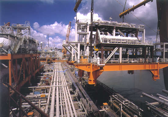 Lifting the pre-assembled units (PAUs) onto the Northern Endeavour at the Sembawang shipyard, in Singapore.