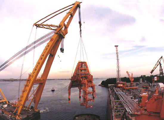 Lifting the turret gantry structure onto the Northern Endeavour at Sembawang.